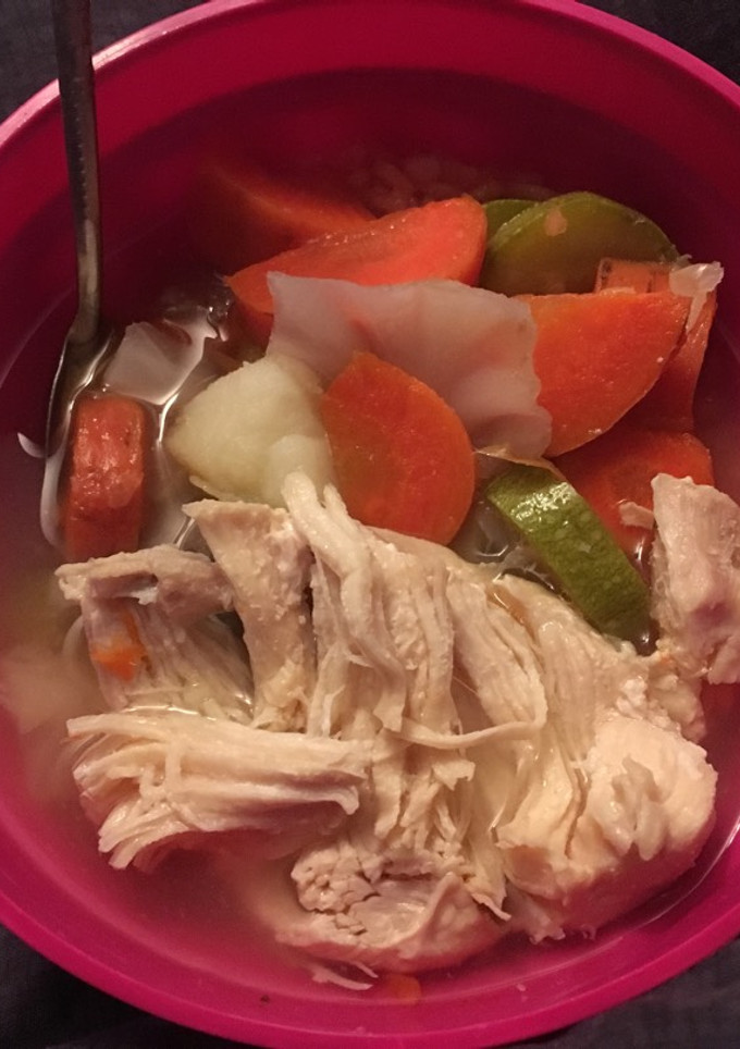 Una foto de Caldo de pechuga de pollo con verduras 🍲