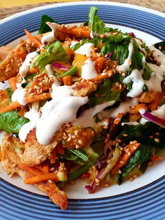 Una foto de Ensalada de pollo con mango