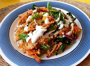 Una foto de Ensalada de pollo con mango