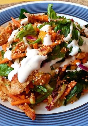 Una foto de Ensalada de pollo con mango