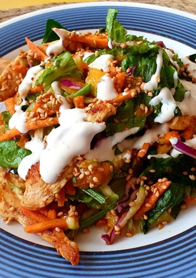 Una foto de Ensalada de pollo con mango
