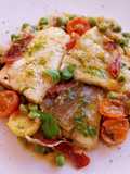 Bacalao y merluza con guisantes en salsa con cherrys y albahaca con jamón