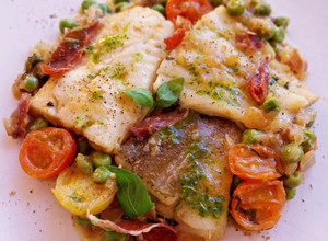 Foto principal de Bacalao y merluza con guisantes en salsa con cherrys y albahaca con jamón