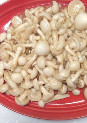 5分鐘完成！菇王鹽趜奶油大蒜炒美白菇 的食譜成品照片