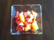 Una foto de sandia melón y plátano