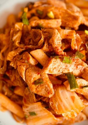 Hình của món Bánh Gạo Ức Gà Xào Kim Chi & Bắp Cải Nhăn.