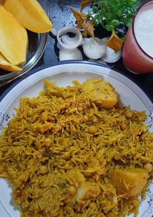 A picture of Aloo chane ki tahiri.