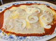 Una foto de salsa roja para enchiladas