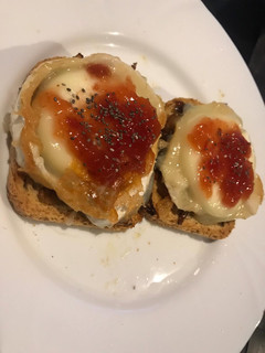 Una foto de Tosta de queso de Cabra