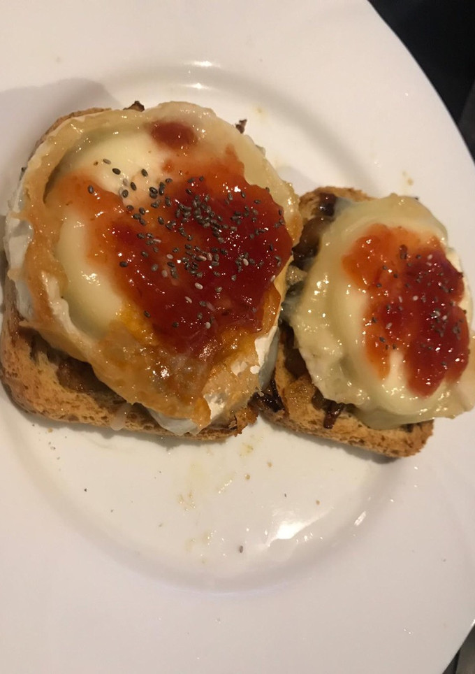 Una foto de Tosta de queso de Cabra