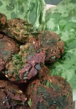 A picture of Spinach kababs with spinach chips.