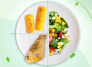 Una foto de Muslos de pollo con ensalada y mazorcas