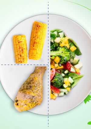 Una foto de Muslos de pollo con ensalada y mazorcas