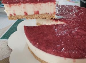 Una foto de Cheesecake con frutillas 🍓 (sin cocción)