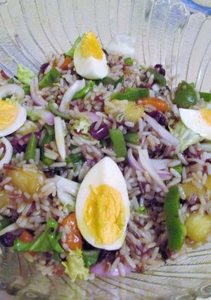 Foto principal de Ensalada de arroz salvaje con fruta y verdura