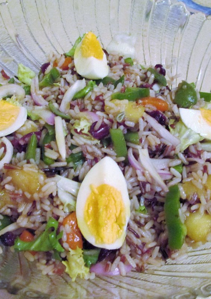 Una foto de Ensalada de arroz salvaje con fruta y verdura