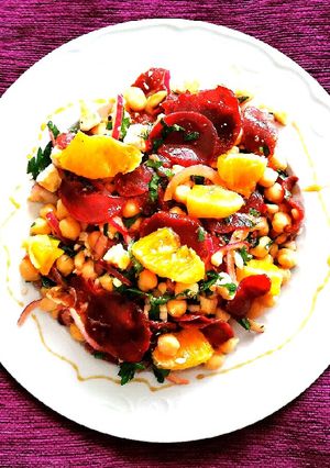 Una foto de Ensalada de garbanzos, remolacha y naranja