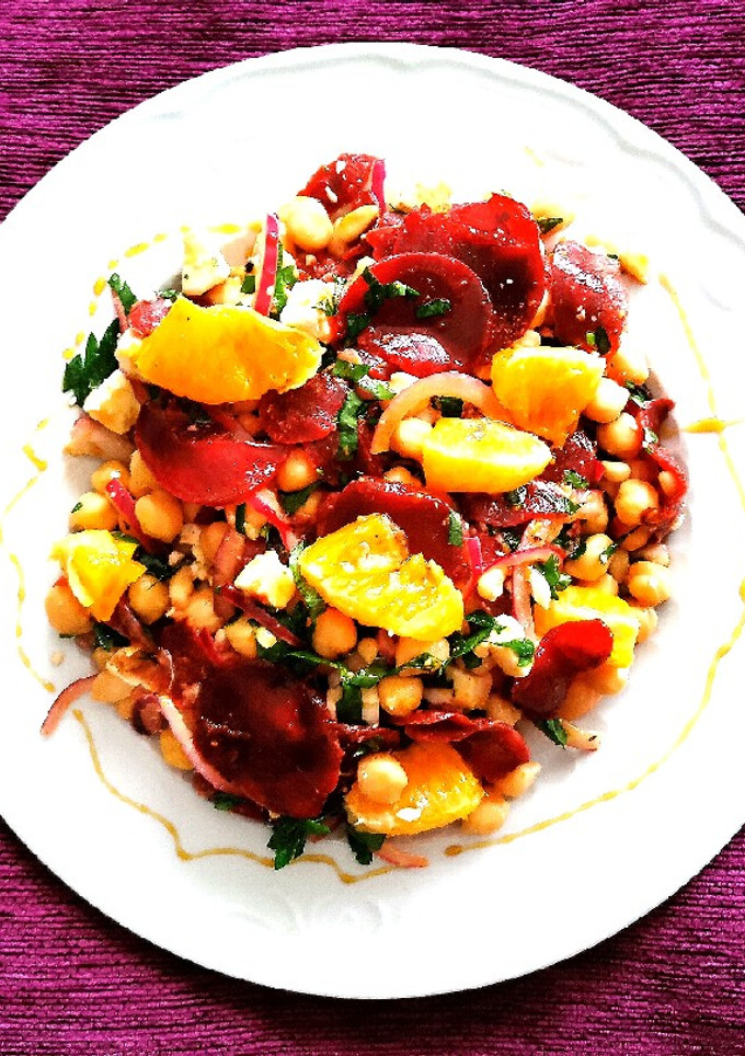 Una foto de Ensalada de garbanzos, remolacha y naranja