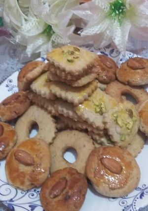 A picture of Different style cookies.