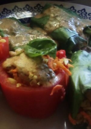 Una foto de Tomates rellenos y panqueques de acelga crudiveganos