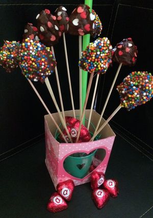 Una foto de Fresas love bañados en chocolate 🍫💕🍓