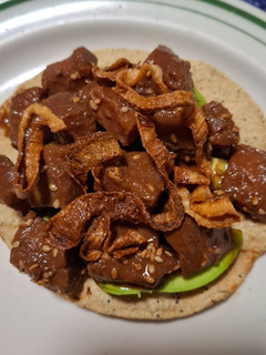 Una foto de Tostadas de atún fresco