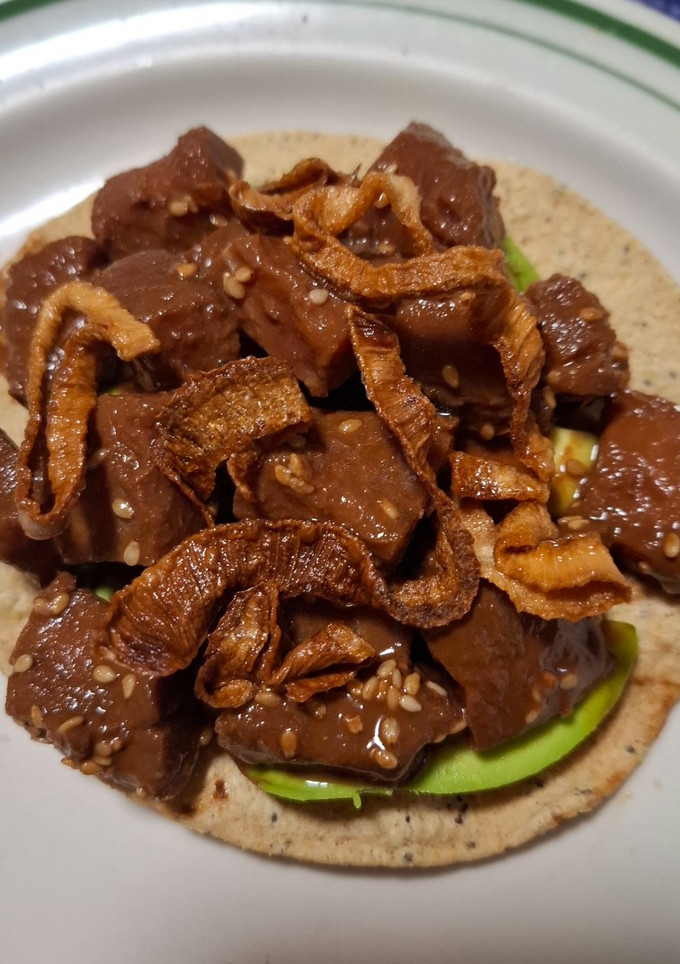 Una foto de Tostadas de atún fresco