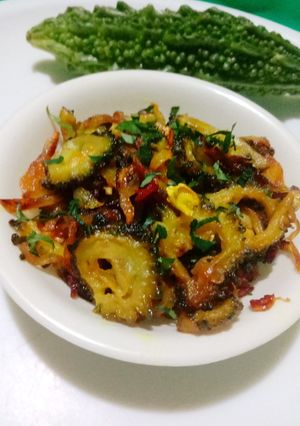 करेला मज़ेदार (Karela mazedar recipe in Hindi) रेसिपी मुख्य फोटो