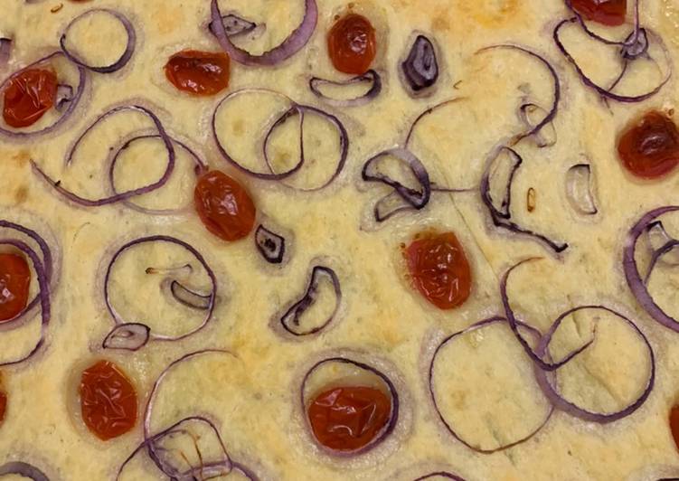 Focaccia con pomodorini e cipolle di Tropea