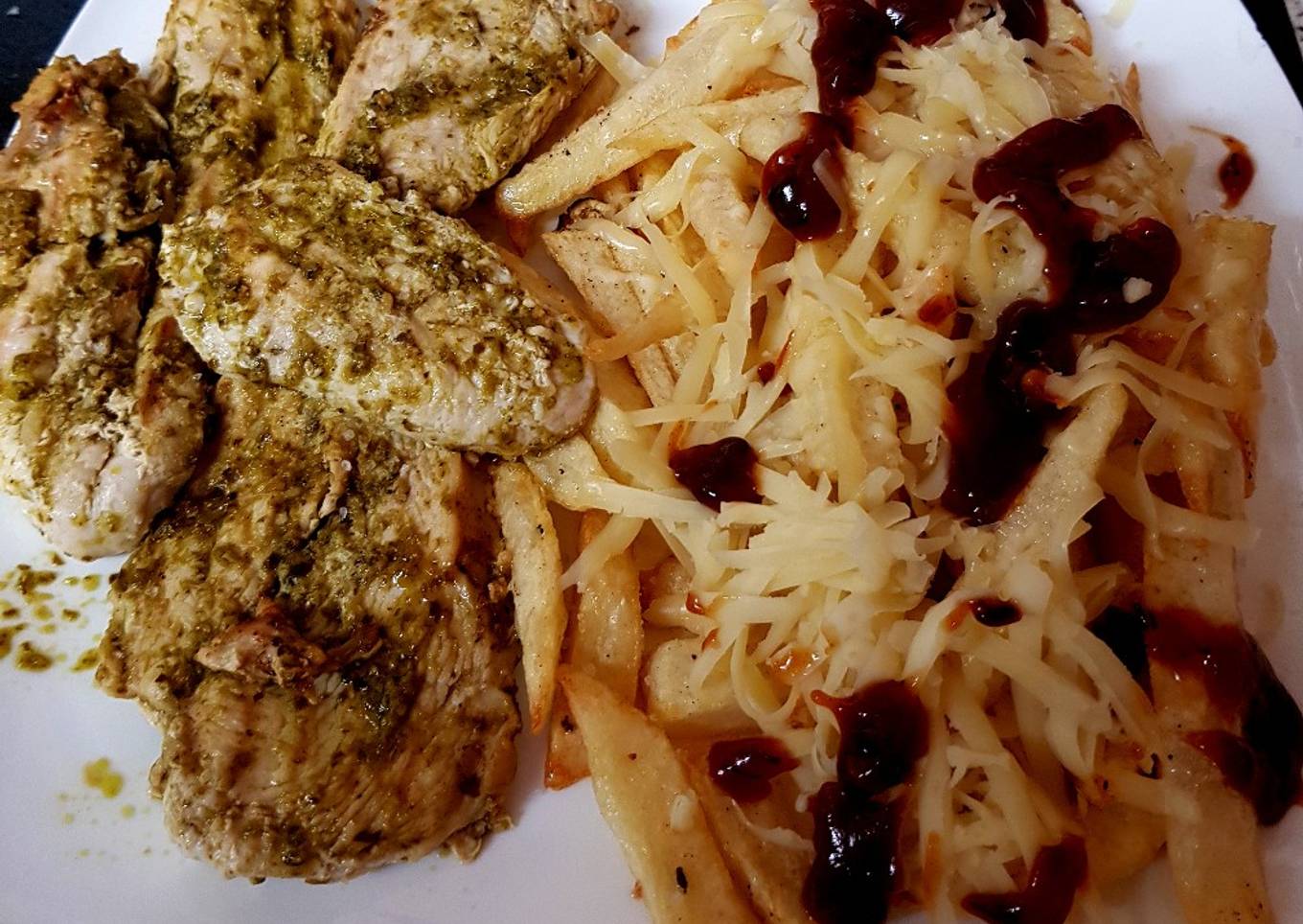 My Grilled Chicken with Pesto sauce and cheesy chips. 😙