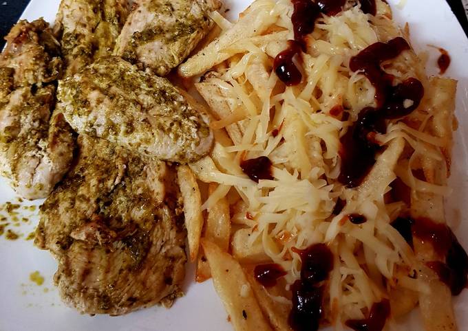 Recipe of Perfect My Grilled Chicken with Pesto sauce and cheesy chips. 😙