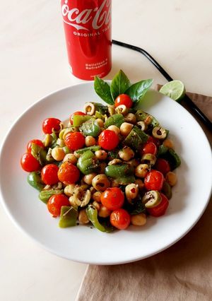 ચીકપી સલાડ વીથ રોસ્ટેડ વેજી (Chickpea salad with Roasted Veggie Recipe In Gujarati) રેસીપી મુખ્ય ફોટો