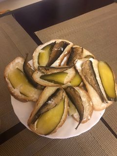 Фото Бутерброды со шпротами и маринованным огурцом.