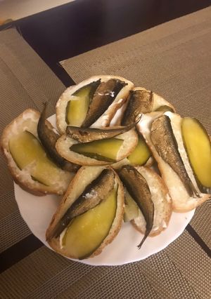 Фото Бутерброды со шпротами и маринованным огурцом.