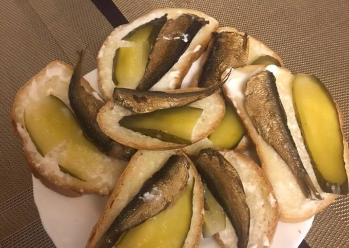 Бутерброды со шпротами и маринованным огурцом