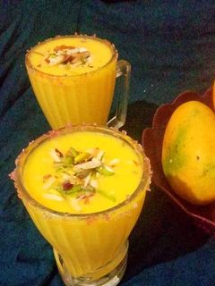फ्रेश मैंगो जूस विथ ड्राई फ्रूट्स (Fresh Mango juice with dry fruits recipe in hindi) रेसिपी मुख्य फोटो