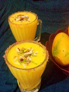 फ्रेश मैंगो जूस विथ ड्राई फ्रूट्स (Fresh Mango juice with dry fruits recipe in hindi) रेसिपी मुख्य फोटो