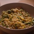 Receta exprés de arroz integral con verduras y gambas
