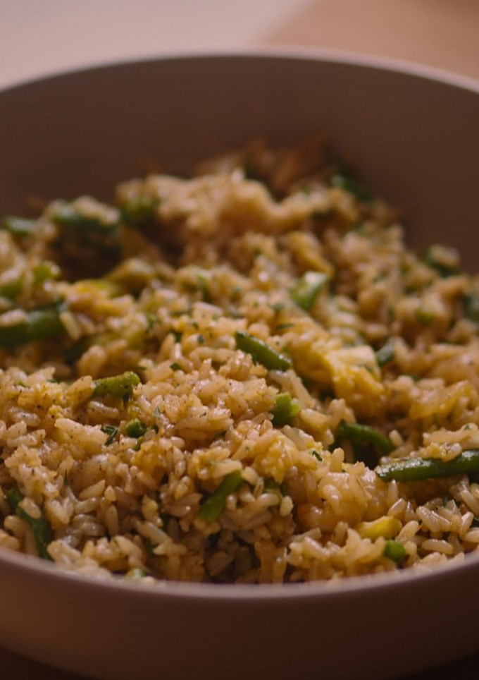Una foto de Receta exprés de arroz integral con verduras y gambas