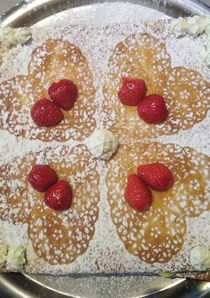 Une photo de Parfait mille feuille décoration napperon