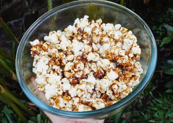 Easy Caramel Popcorn