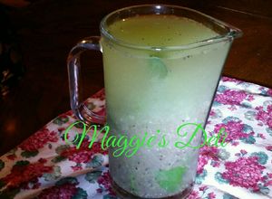 Una foto de Agua fresca de kiwi, piña con chía