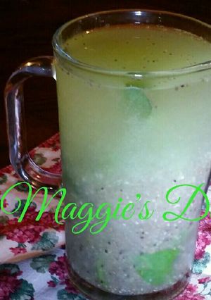 Una foto de Agua fresca de kiwi, piña con chía