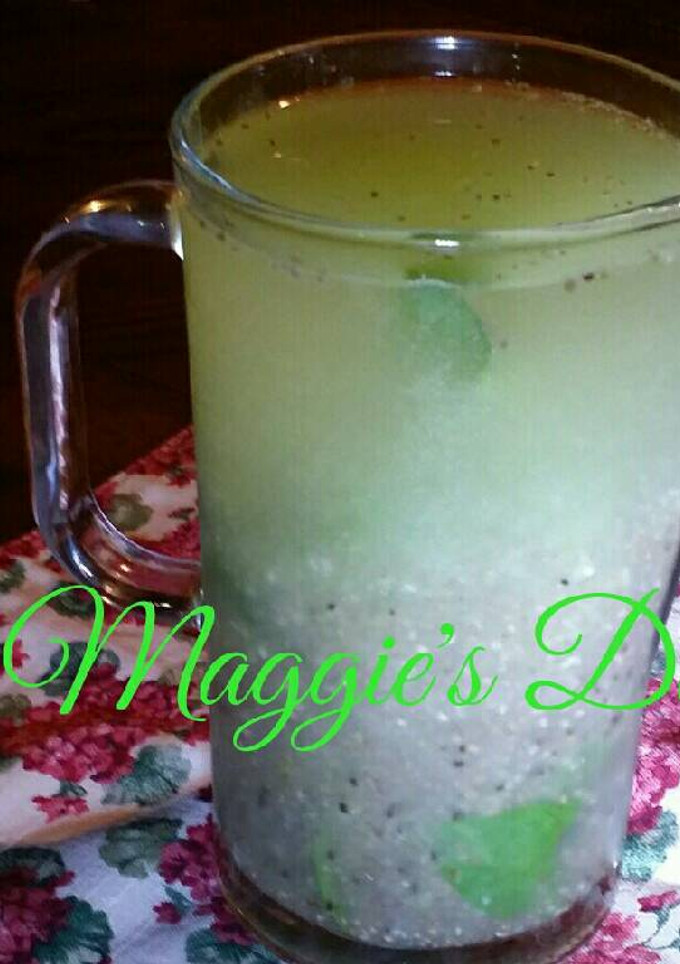 Una foto de Agua fresca de kiwi, piña con chía