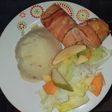 Rollos de pollo rellenos y envuelto con tocineta
