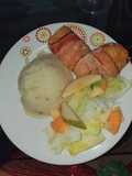 Rollos de pollo rellenos y envuelto con tocineta