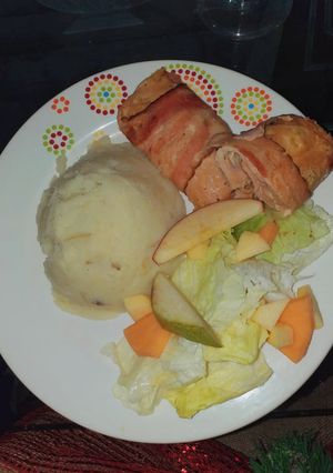 Una foto de Rollos de pollo rellenos y envuelto con tocineta
