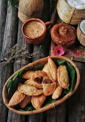 নারকেল পুলি পিঠার সাথে চা রেসিপির প্রধান ছবি