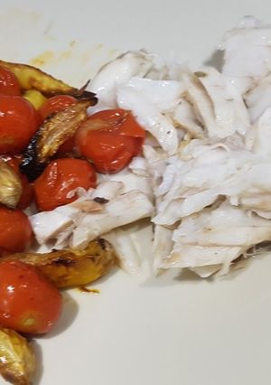 Foto principal de Lubina al horno con tomates cherry, patatas y cebolla
