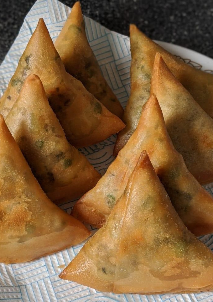 A picture of Instant Samosa by using spring roll wrappers.